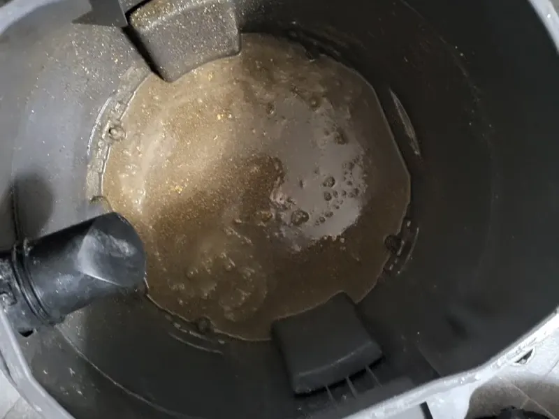 김제 석션 장비 통에 빨려 나온 오수와 찌꺼기
